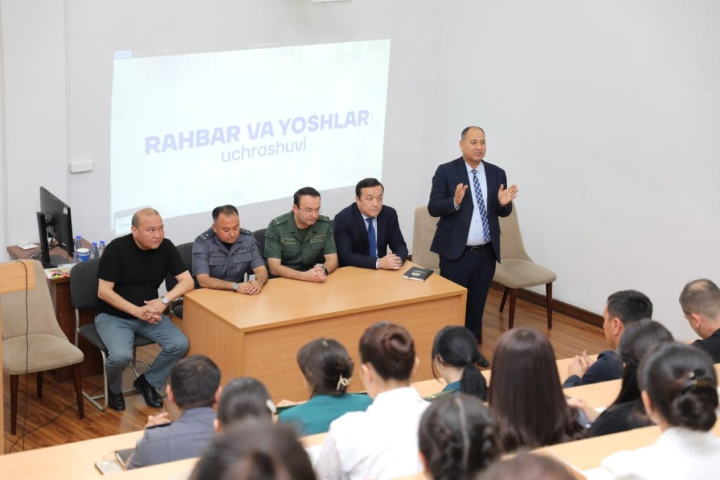 Mini yubkada onanizm qiladi